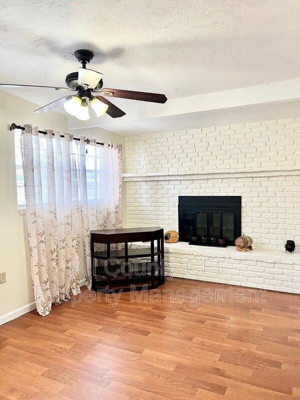 Building Photo - 1212 Vonderay Rd