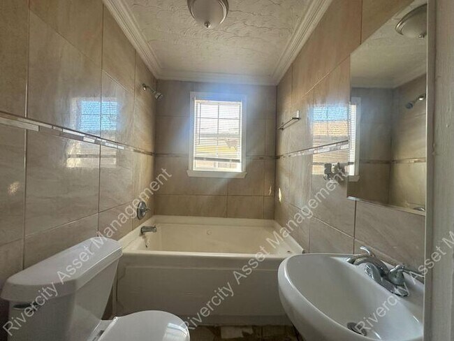 Building Photo - Cute Duplex Ready for Move In!!!!!!!!