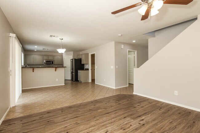 Foto del edificio - 24236 W Lasso Ln