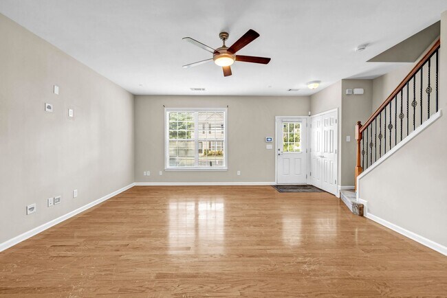 Foto del edificio - SPACIOUS 3 BEDROOM TOWNHOME