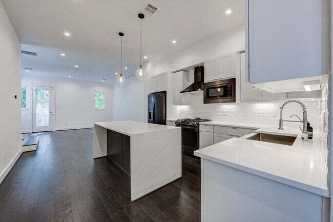 Building Photo - 3 Bedroom Home in the Galleria