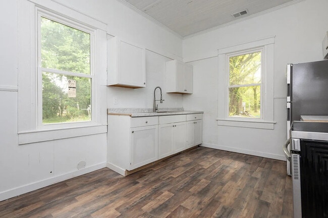 Building Photo - 408 Dickens Ave