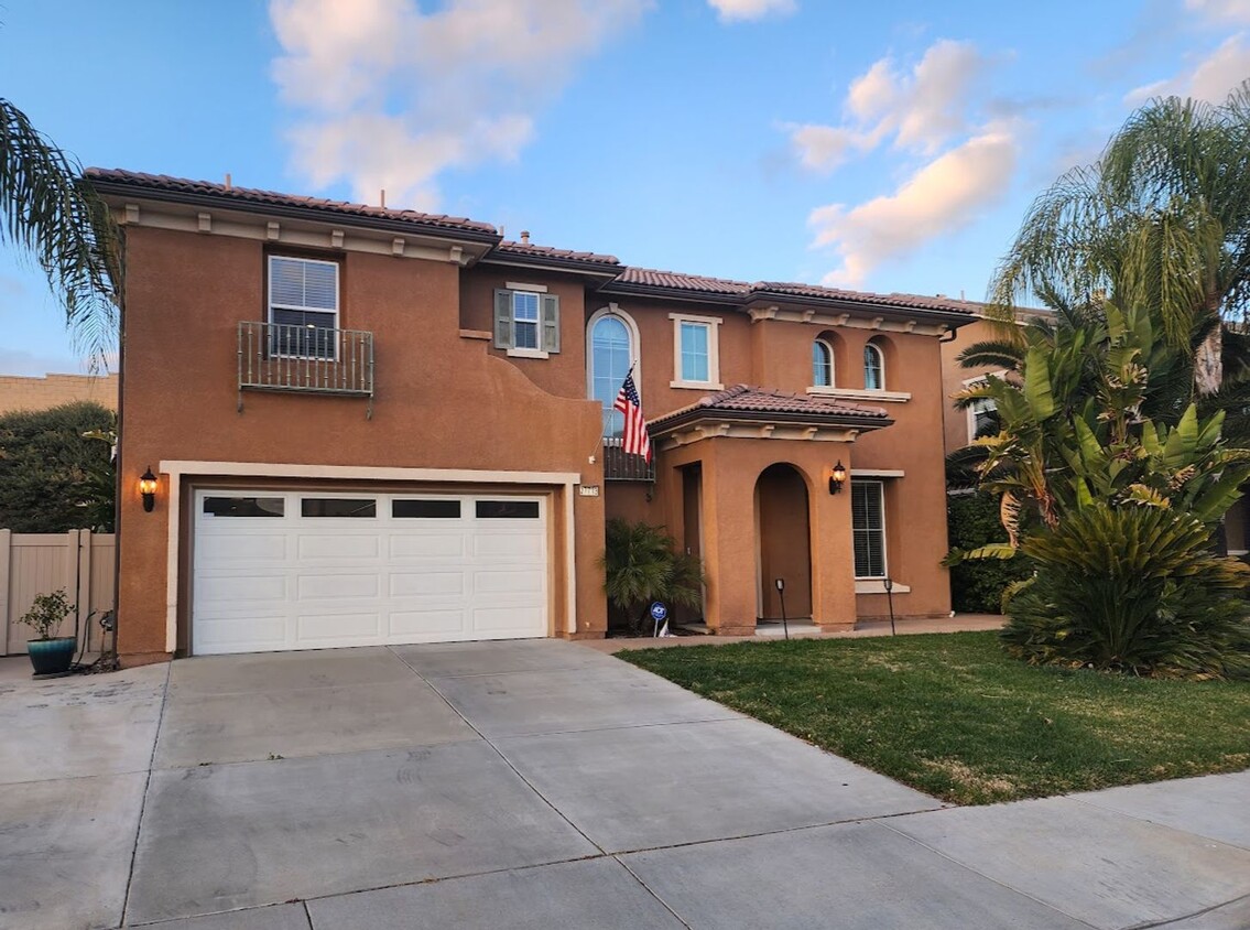 Foto principal - Gorgeous 3 Bedroom/3 Bath and Bonus Room w...