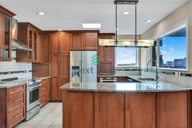 Building Photo - 2 Bed and 2 Bath Kirkland DT Condo is Avai...