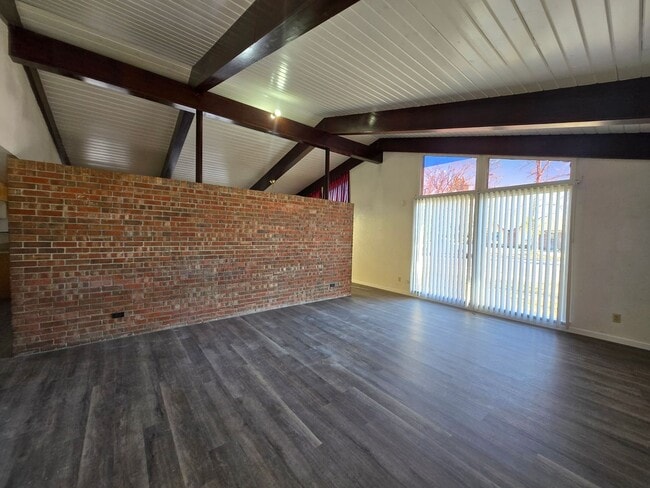 Foto del edificio - 3 bedroom, 2 bathroom home!