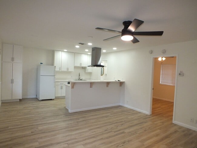 Building Photo - 2/1 1200 sf Rescue retreat - water included!