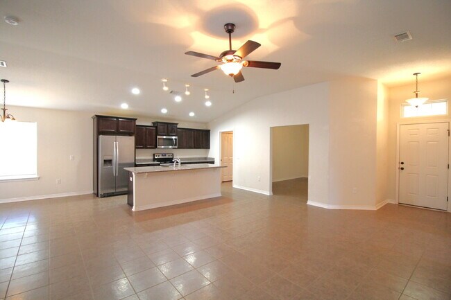 Foto del edificio - Coming March 16th — Upgraded 3-Bed, 2-Bath Pace Home in The Woodlands with Open Floor Plan, Bonus...