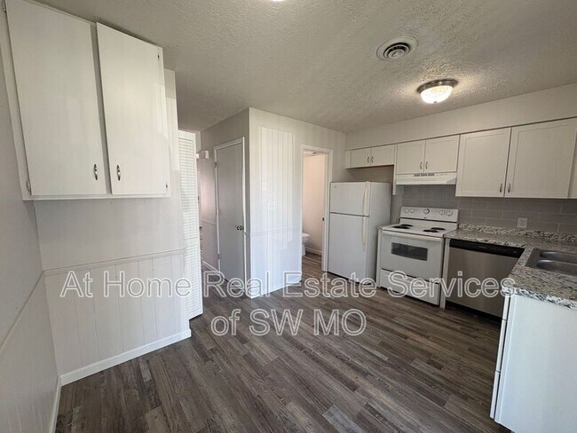 Building Photo - 3333 E Linwood St
