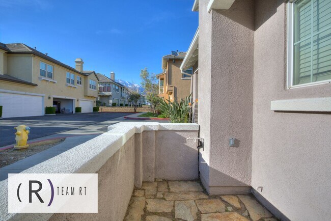 Foto del edificio - A Stunning Two-Story 2 Bed 2 Bath Home nea...