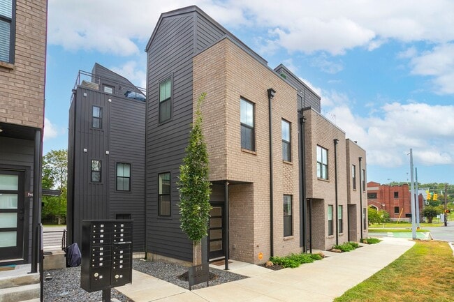 Building Photo - Contemporary, Beautiful Townhome in Nashvi...