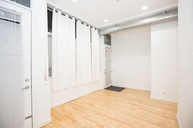 Foto del edificio - Amazing Wicker park 1 Bedroom with Patio