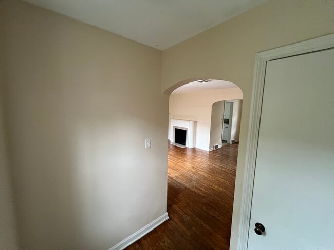 Entry & Closet - 141 N. Rose Blvd