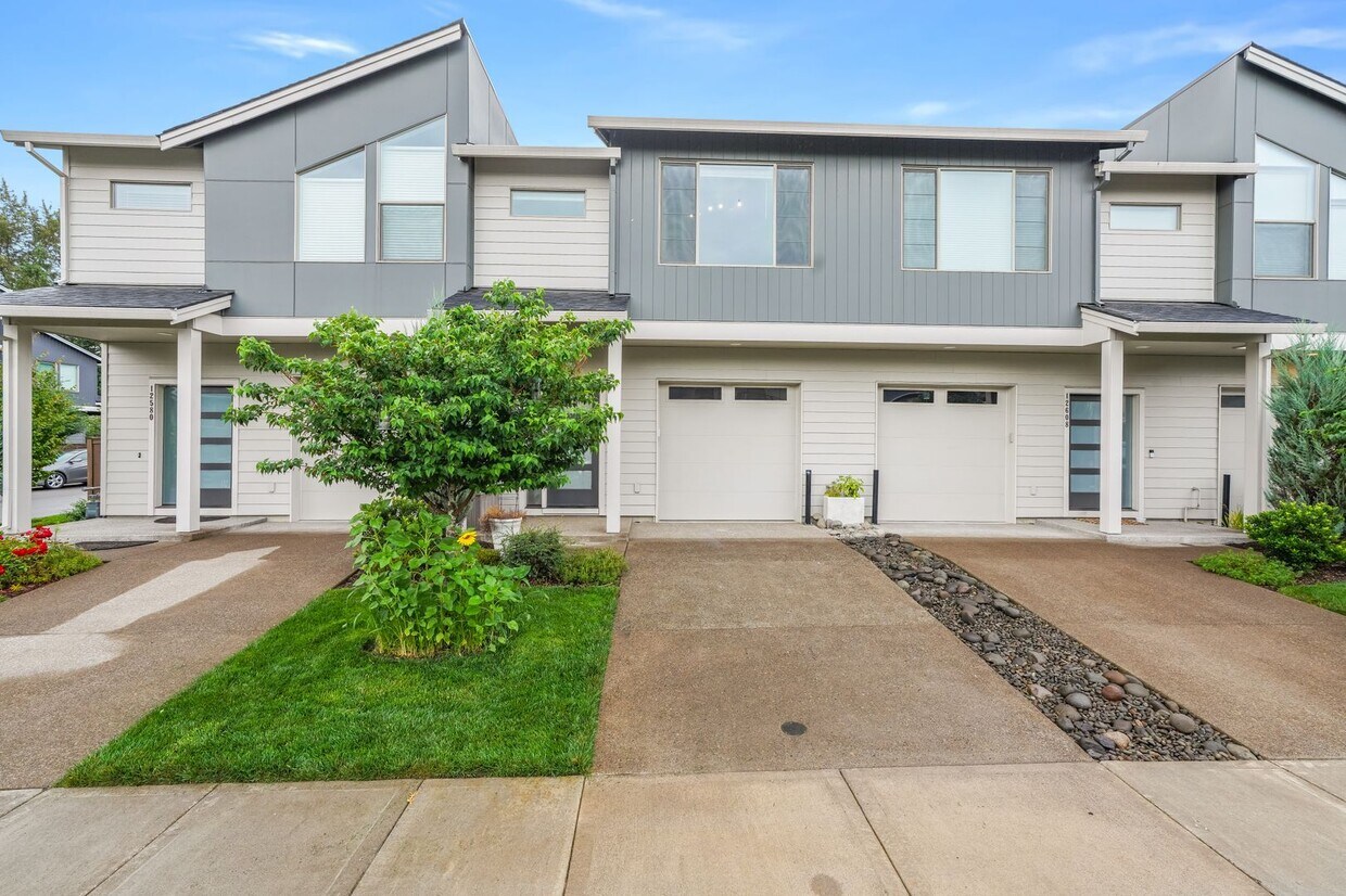 Foto principal - Beautiful 3 Bed, 2.5 Bath Rental Home in H...