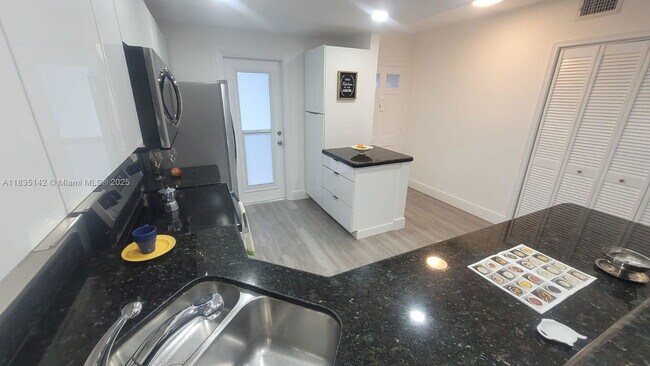 Foto del edificio - 1100 Pine Dr