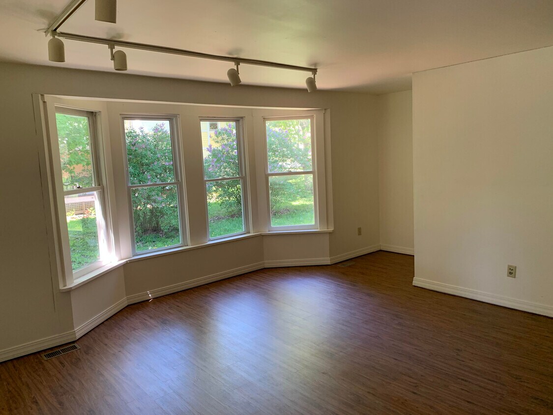 Sala de estar - 117 W Main St