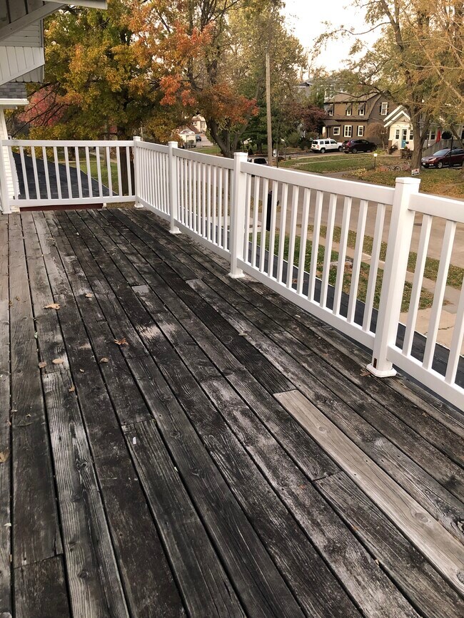 Private balcony in front and back - 1048 37th St