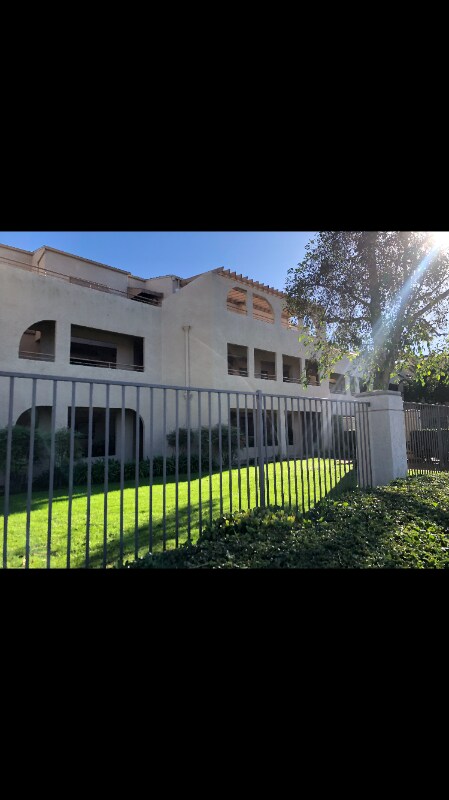 Building Photo - 6960 Hyde Park Dr