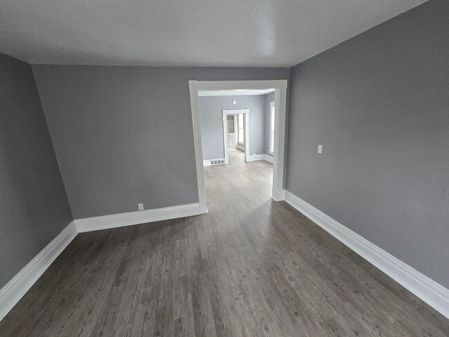 Building Photo - 2 Bedroom House