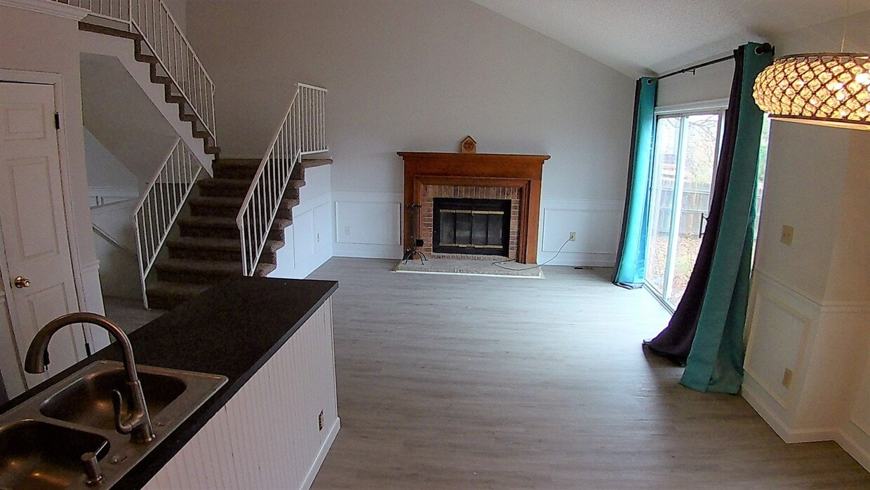 Foto principal - Experience Aurora living in this spacious ...