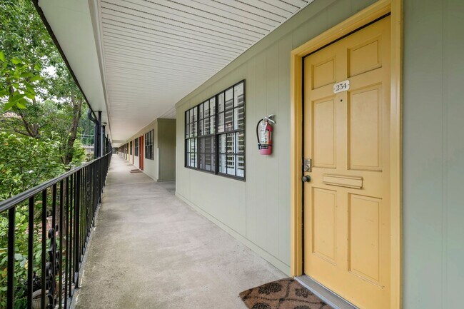 Building Photo - Downtown Durham! 1bd/1ba Trinity Park's Pe...