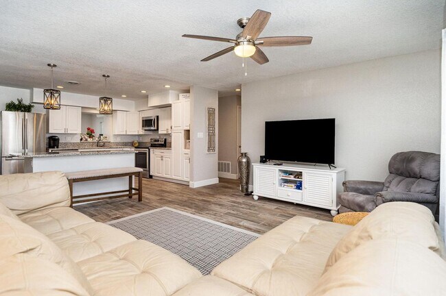 Foto del edificio - 1052 Pine Tree Dr