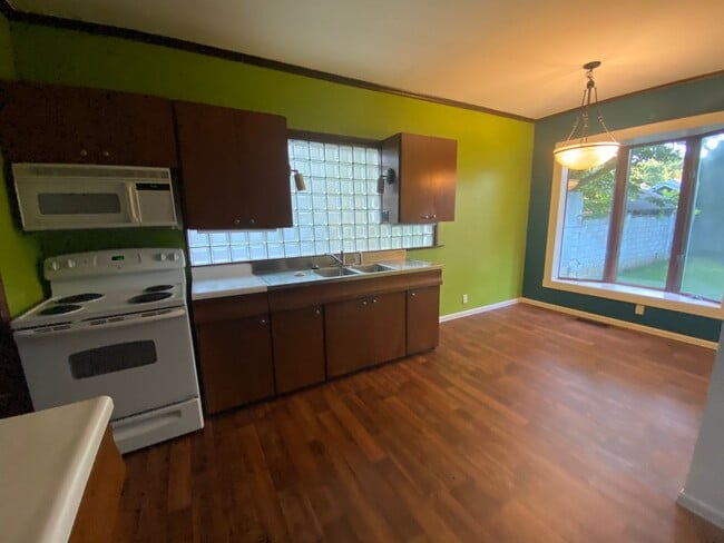 Building Photo - 620 E Delmar St