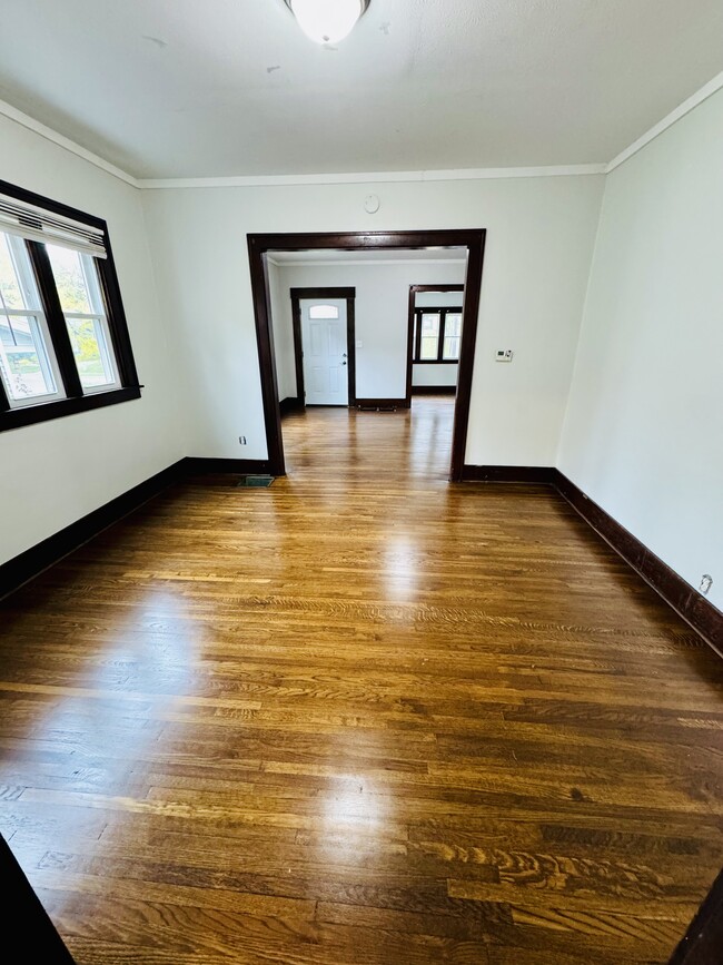 Building Photo - 423 Leonard St NE