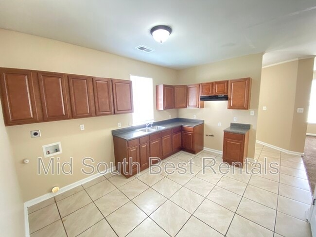 Building Photo - 1368 Gill Ave