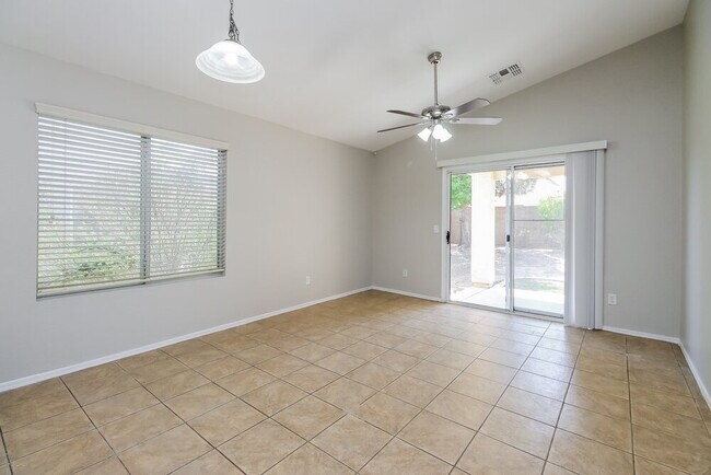 Foto del edificio - 1161 E Lakeview Dr