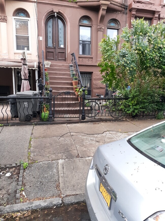 Foto del edificio - 835 Greene Ave
