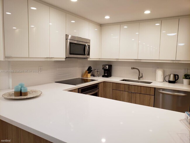 Building Photo - 2 br, 2 bath Condo - 19370 Collins Ave Apt...