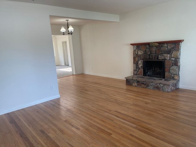 Building Photo - Charming 3 Bedroom 2 Bath Single Family Ho...