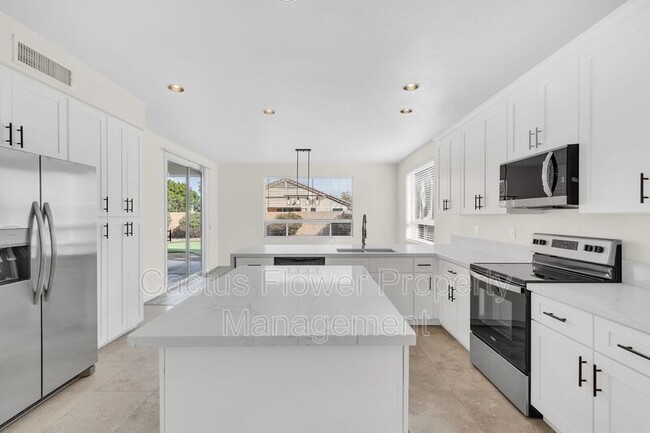 Building Photo - 846 W Carob Dr