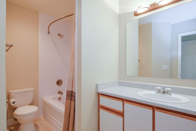 Building Photo - Great Location! 2 bedroom, 2.5 Bathroom To...
