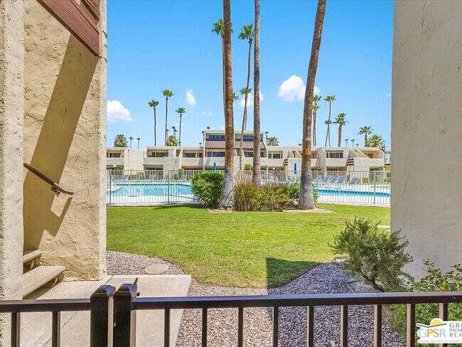 Foto del edificio - 1655 E Palm Canyon Dr
