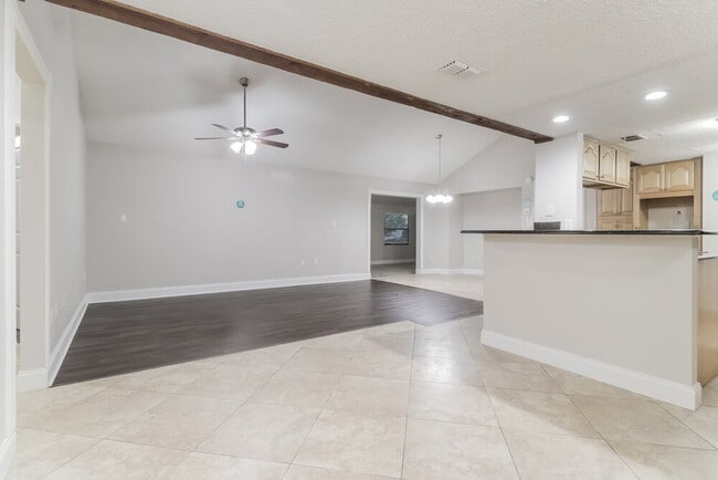 Building Photo - 978 Windsong Cir