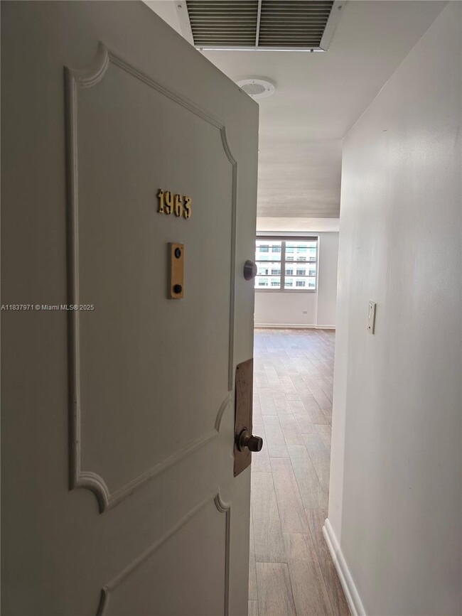 Building Photo - 801 Brickell Bay Dr