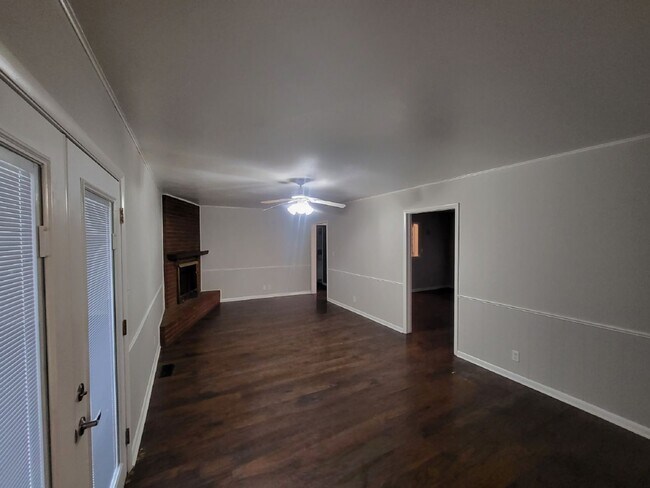 Foto del edificio - 3 Bed 2 Bath, 2 Car Garage