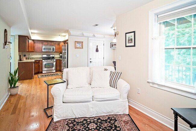 Foto del edificio - 405 E 3rd St
