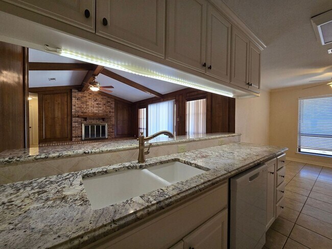 Foto del edificio - AVAILABLE NOW!