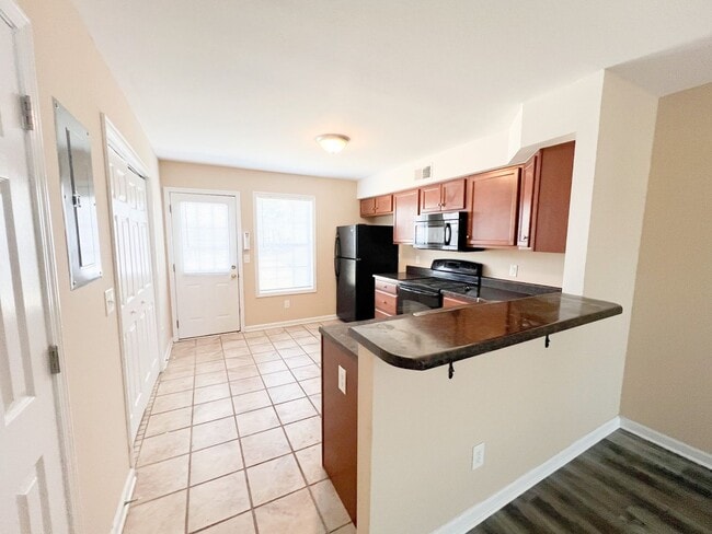 Building Photo - 2 Bedroom 1.5 Bathroom Townhome!!!