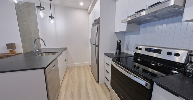 Building Photo - 3390 R. de La Pérade