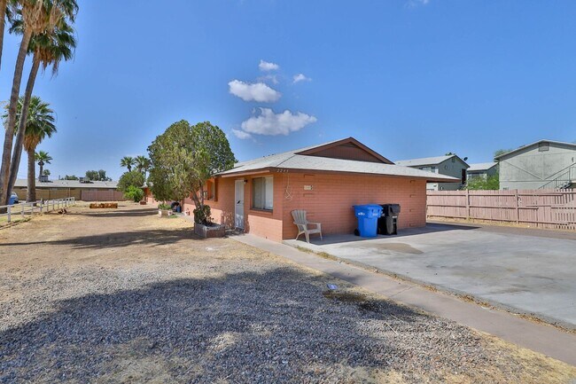 Foto del edificio - 2245 W Glenrosa Ave