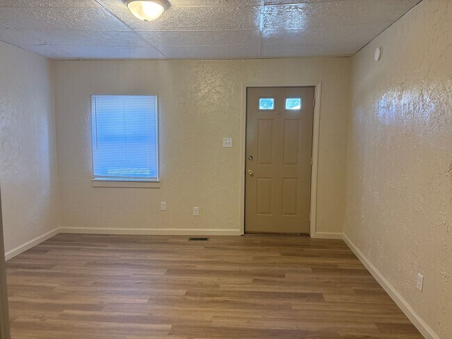 Foto del edificio - Future Rental! Semi-detached 2 bedroom 1 B...