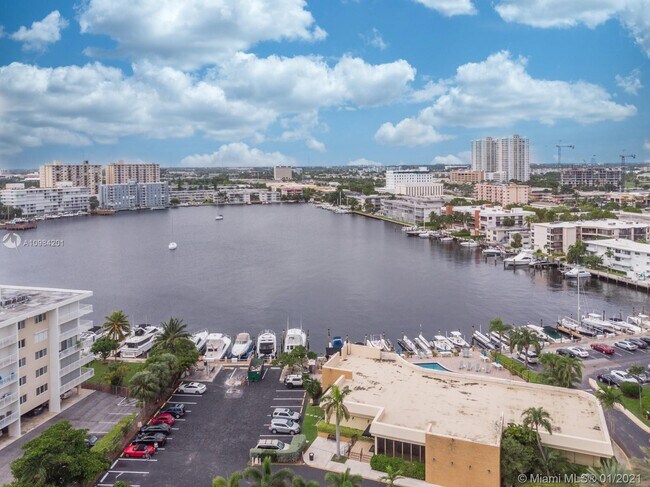 Building Photo - 100 Golden Isles Dr