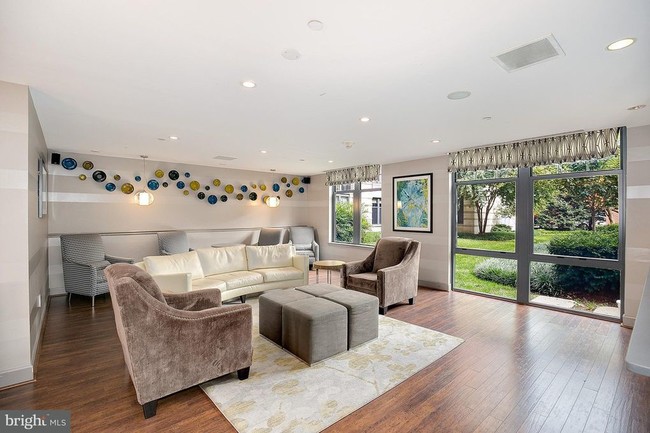 Building Common Room - 1021 N Garfield St