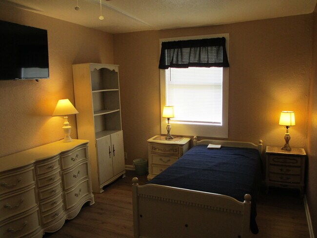 Foto del edificio - 702 Hughlett Ave