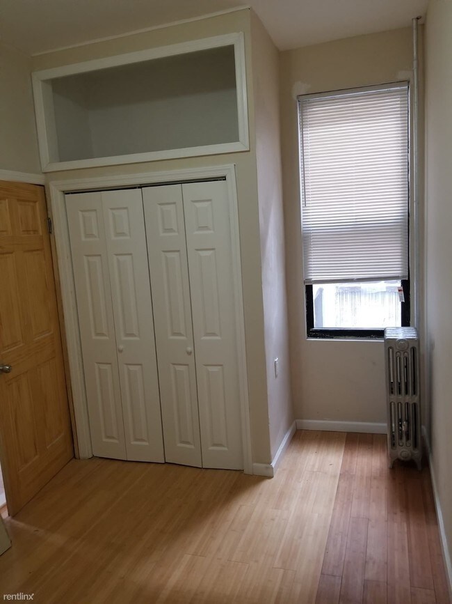 Foto del edificio - 54-39 Metropolitan Ave