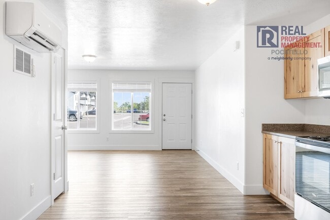 Building Photo - 251 W Linden Ave
