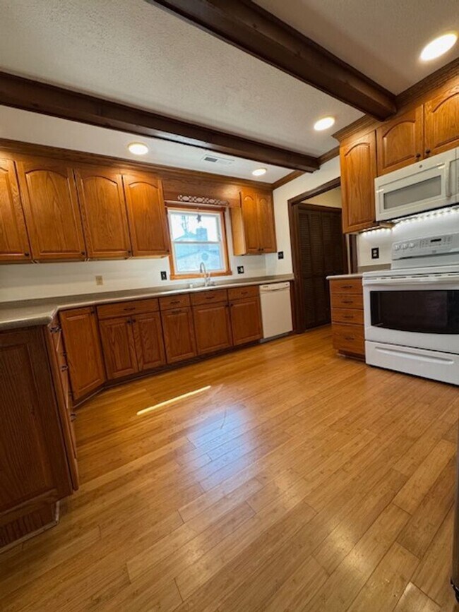 Foto del edificio - 305 Glen Oak Dr